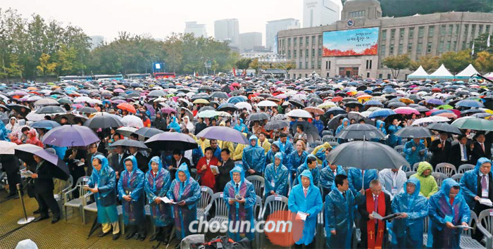 “봉사하고 사랑하며 나눠주자” 한국 개신교가 봉사와 섬김으로 하나 될 것을 다짐하는 ‘제3회 기독교 사회복지 엑스포’ 개막식이 16일 오후 서울광장에서 열렸다. 가랑비가 뿌리는 가운데 시작된 이날 개막식에는 김삼환 목사, 박원순 서울시장, 김장환 목사, 남경필 경기지사(맨 앞줄 오른쪽부터) 등 1만여명이 참석했다.